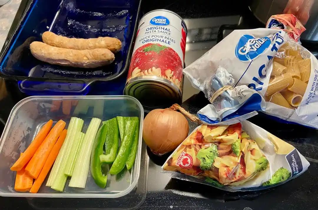 Artan Sosis ve Sebzelerle Pratik Makarna Yemeği Hazırlama Yöntemleri ve Püf Noktaları