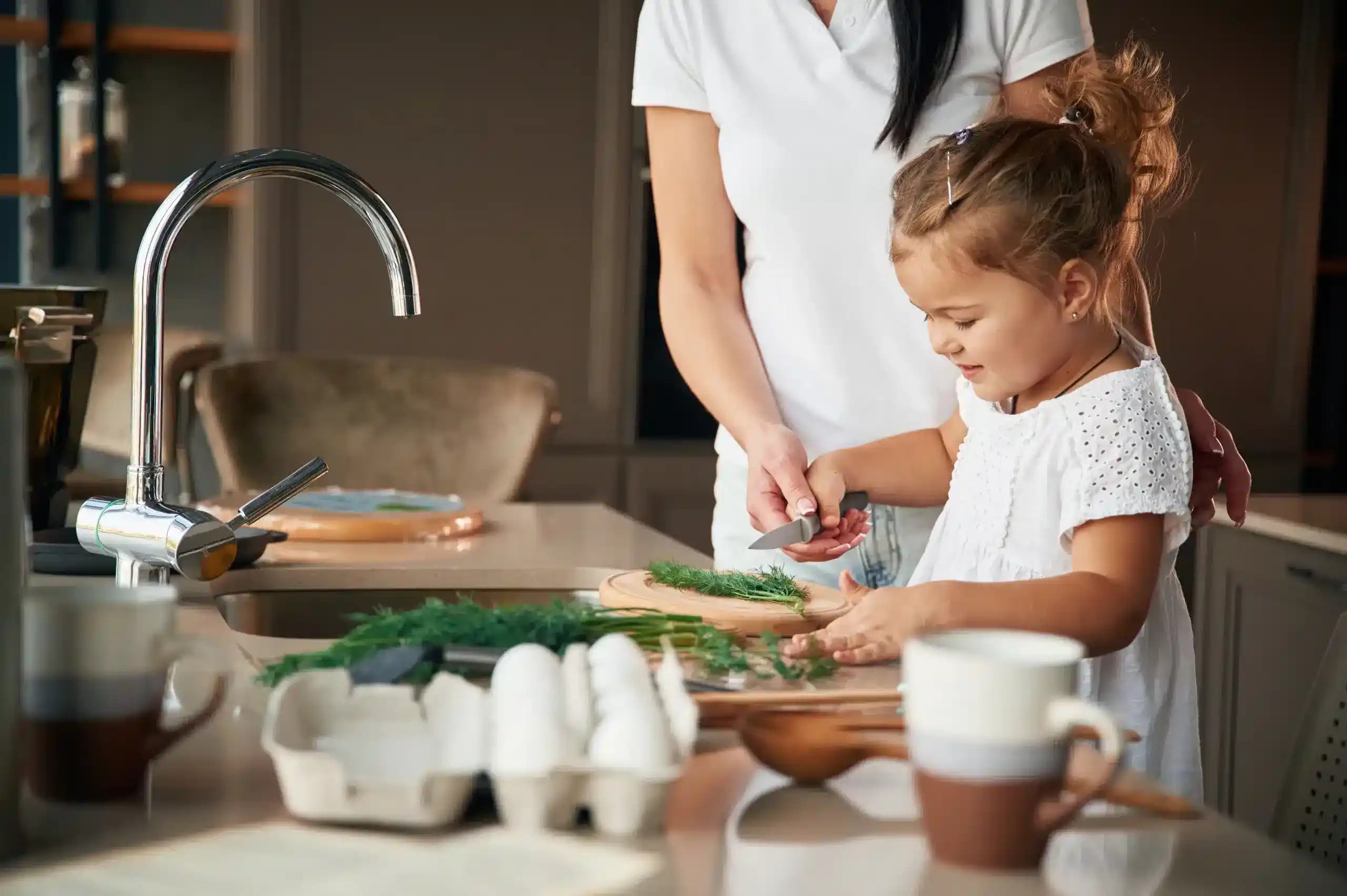 Çocuklara Temel Yemek Pişirme Standartları ve Mutfak Güvenliği Öğretimi