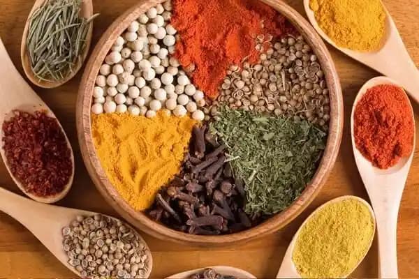 Mutfakta Göz Ardı Edilen Otlar ve Baharatların Yemeklere Katkısı ve Kullanımı