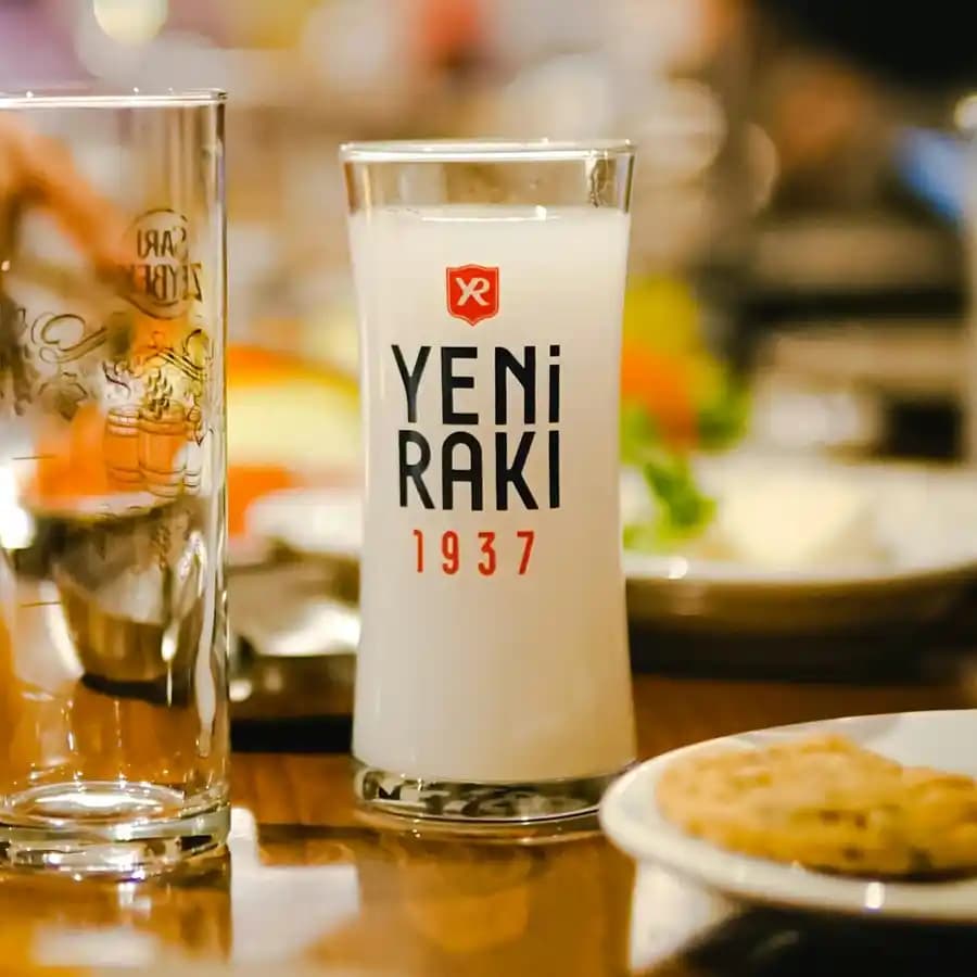 50 CC Rakı Nedir Marketlerde Nasıl Bulunur ve Tercih Edilme Nedenleri