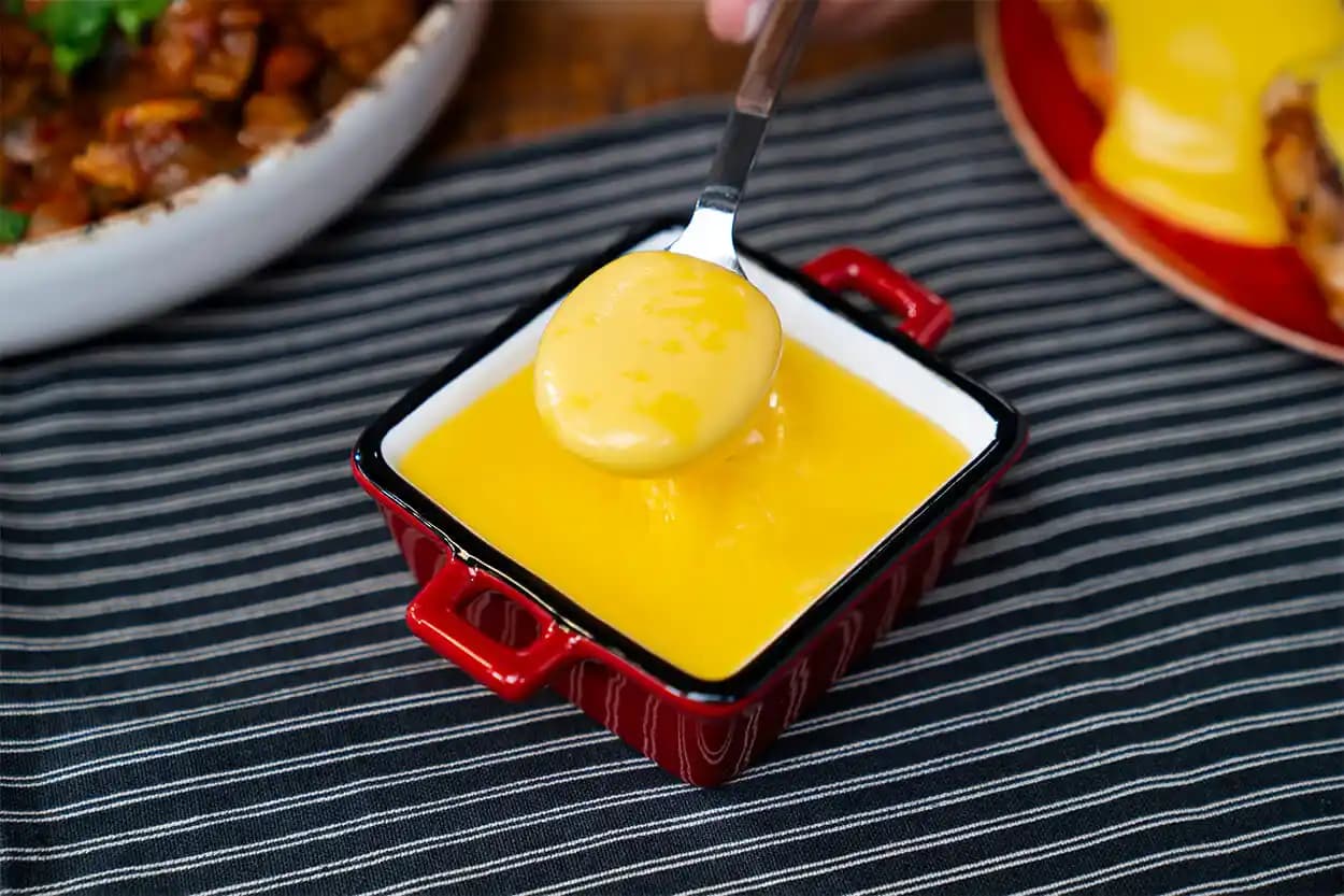 Cheddar Sosu Nedir, Nasıl Yapılır ve Hangi Yemeklerde Kullanılır