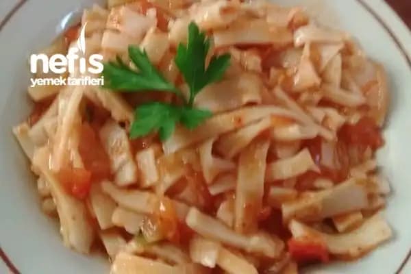 Domates Soslu Erişte Tarifi: Lezzetli ve Pratik Türk Mutfağı Klasiği