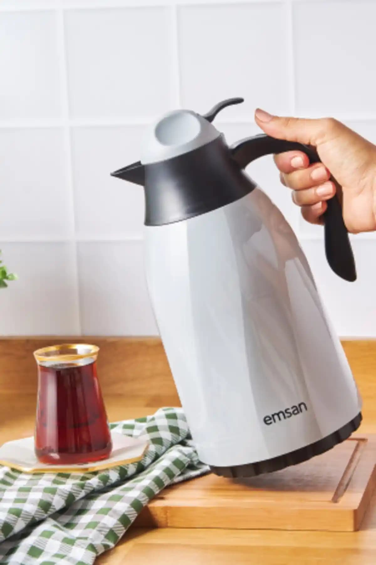 Emsan Sırça Termos 1.3 Litre Gri: Modern Tasarım ve Uzun Süre Sıcaklık Koruma