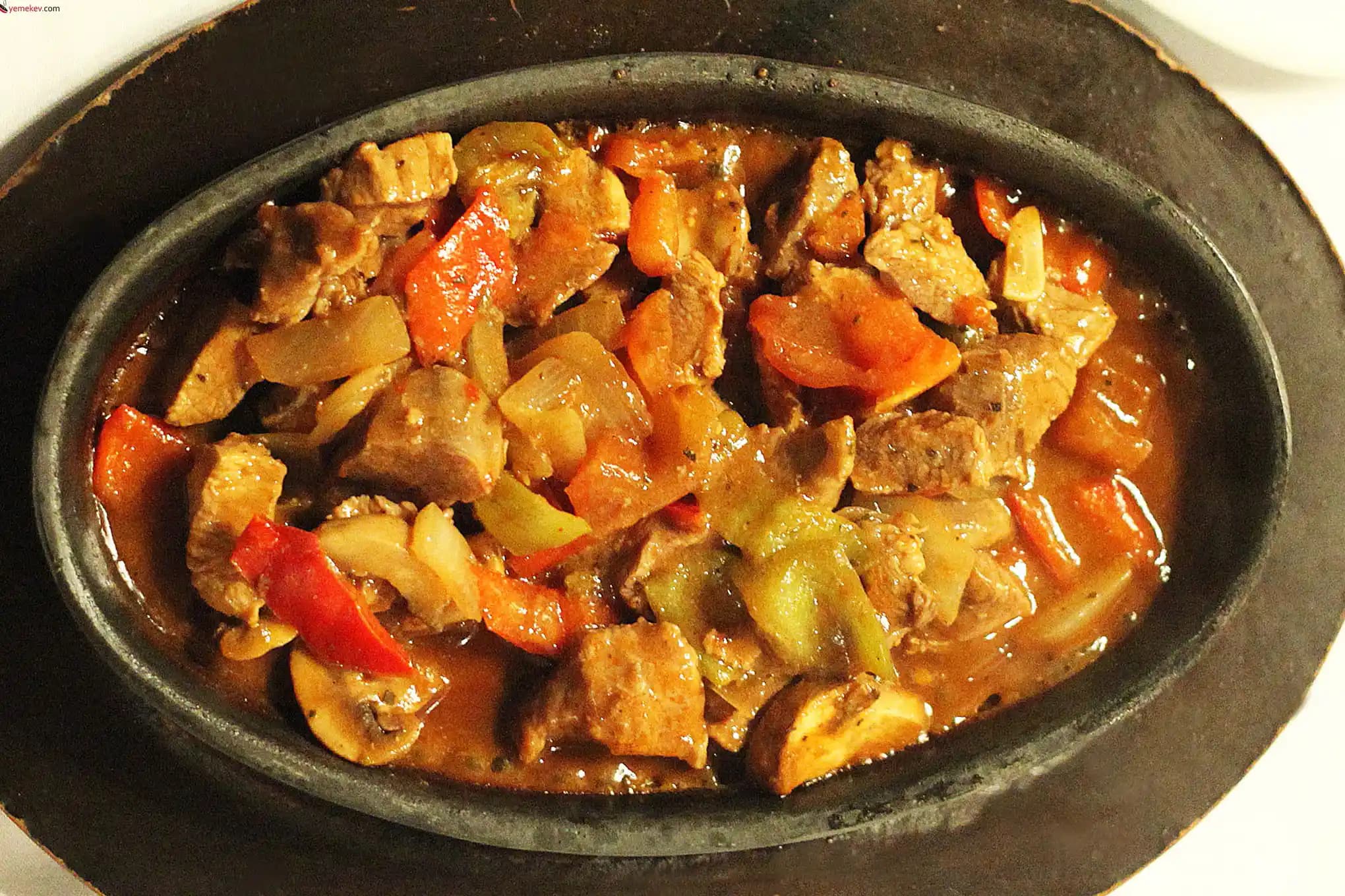 Güveç Tavuk Tarifi: Sağlıklı ve Pratik Türk Mutfağı Lezzeti