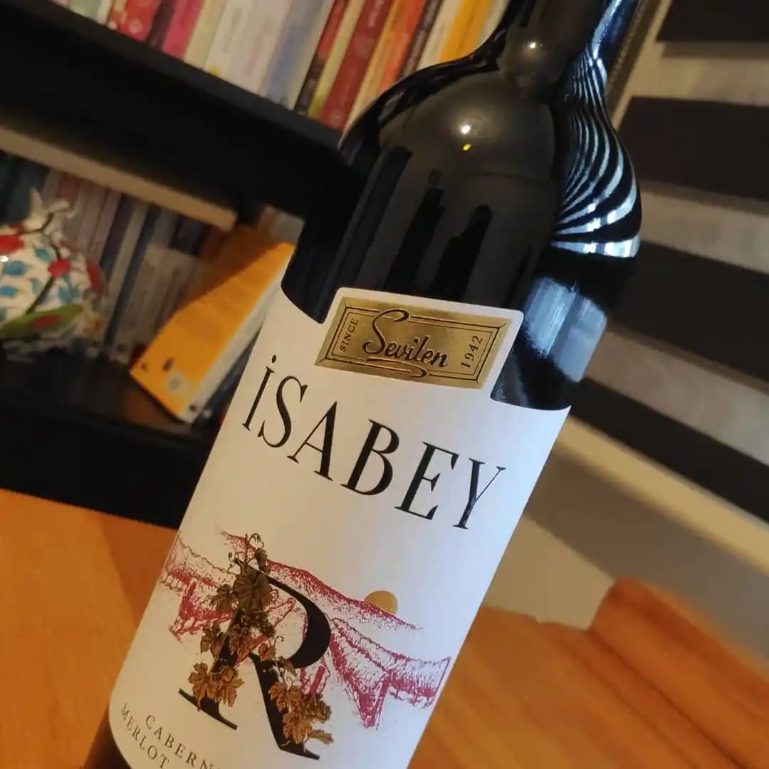 İsabey Rose Şarap: Gül Aromasıyla Hafif ve Uygun Fiyatlı Bir Şarap Seçeneği