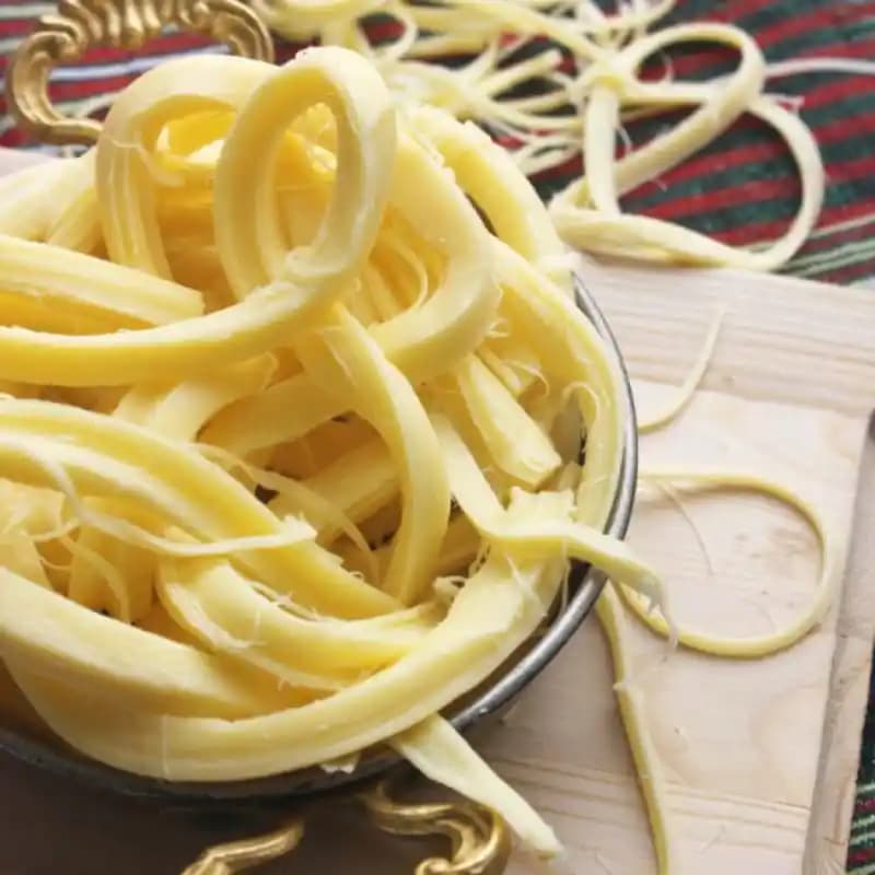 Marketlerde Keşfedilmesi Gereken Tel Peyniri: Özellikleri, Üretimi ve Kullanım Alanları