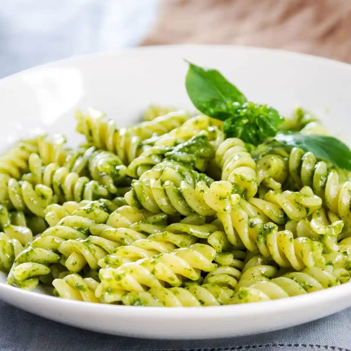 Marketlerdeki Pesto Sosları: Çeşitleri, Kullanım Alanları ve Sağlıklı Seçenekler