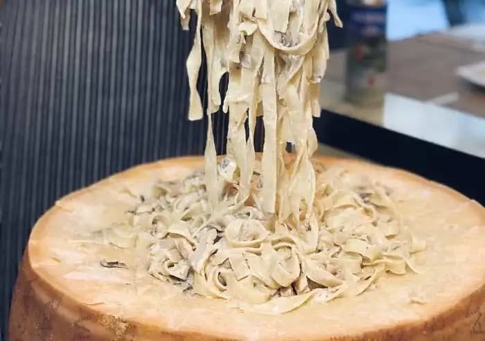 Parmesan Teker: Kaliteli ve Aromatik Peynirin Mutfaktaki Yeri ve Kullanım İpuçları