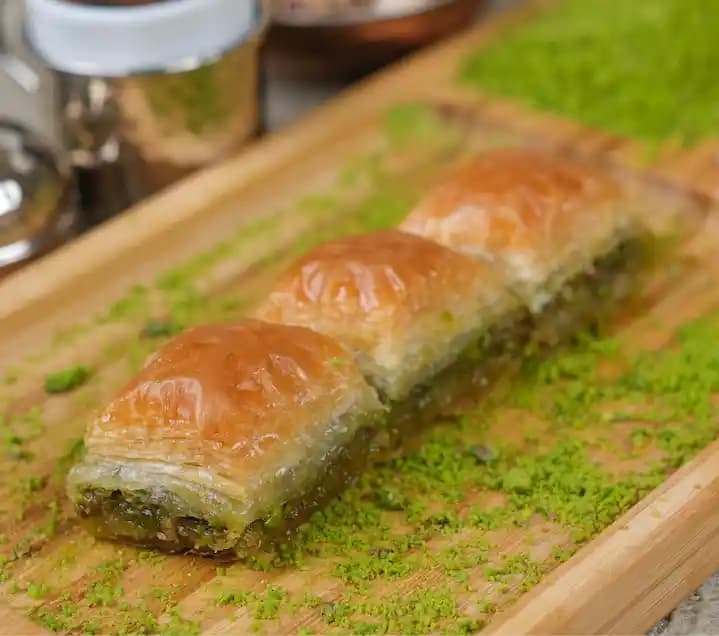 Yaş Baklava Nedir, Nasıl Yapılır ve Neden Tercih Edilir Modern ve Geleneksel Tatlı Seçenekleri