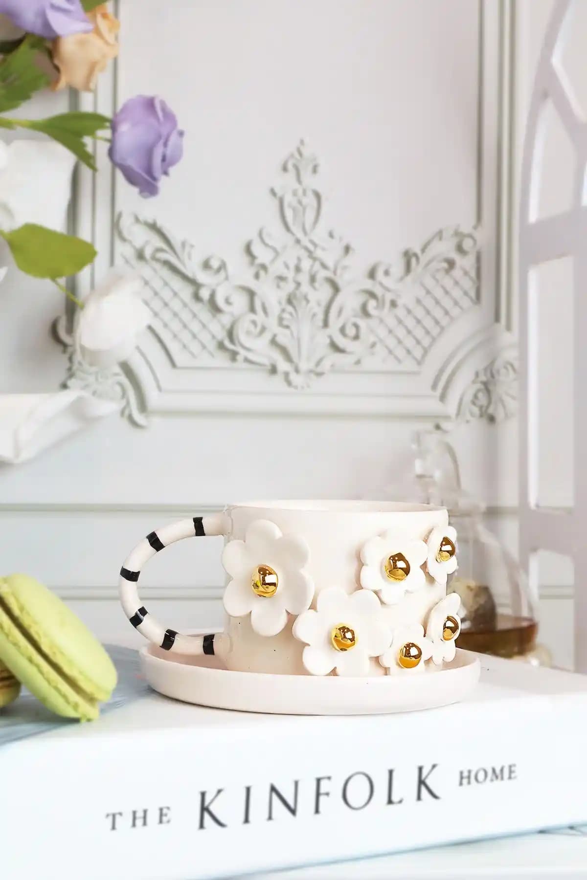 Ada Mia Seramik Papatya Figürlü 24K Altın Dekoratif Mug ile Şıklık ve Fonksiyon Bir Arada