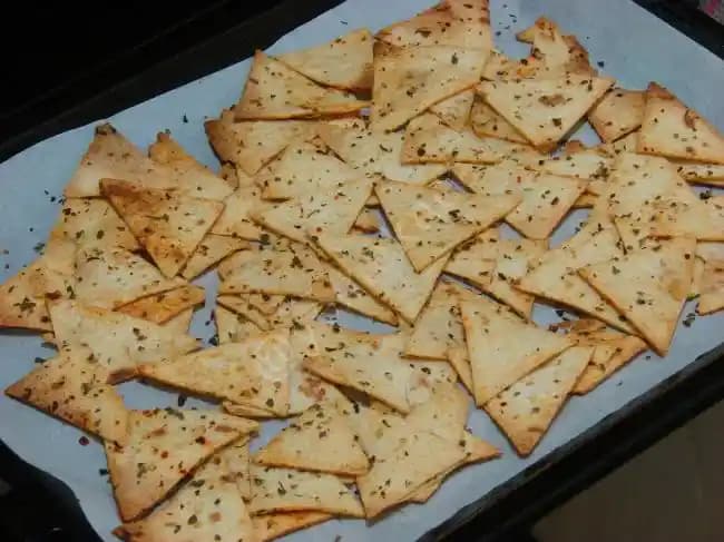 Baharatlı Cipsler: Marketlerde Popüler Atıştırmalıkların Genel Özellikleri ve Tat Profilleri