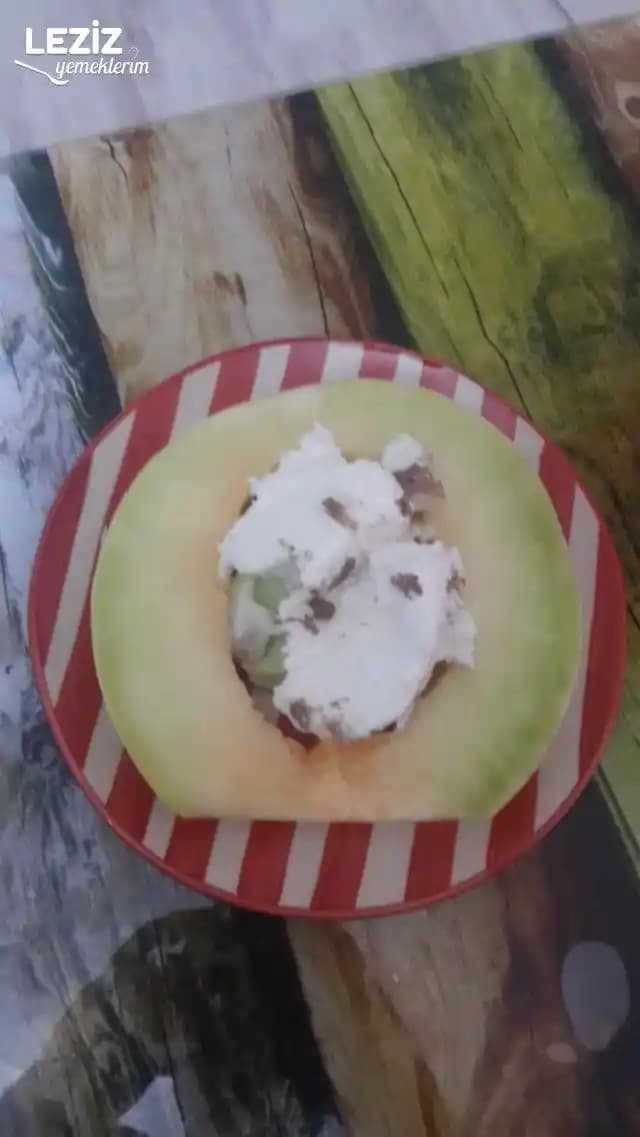 Kavun İçi Dondurma: Yaz Aylarında Serinleten Doğal ve Hafif Tatlı