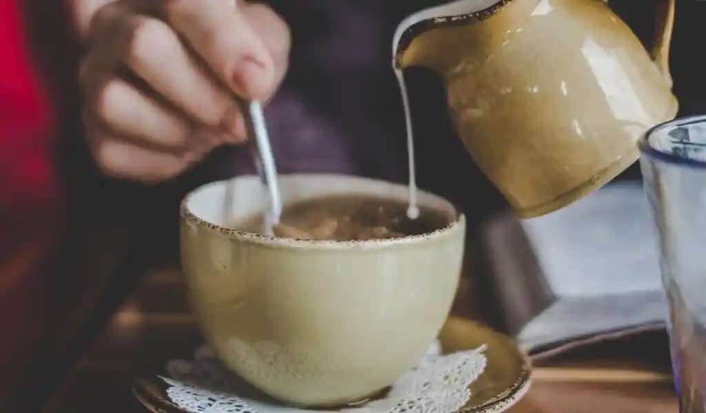 Sütlü Çayın Besin Değerleri ve Potansiyel Faydaları Üzerine Kapsamlı Değerlendirme
