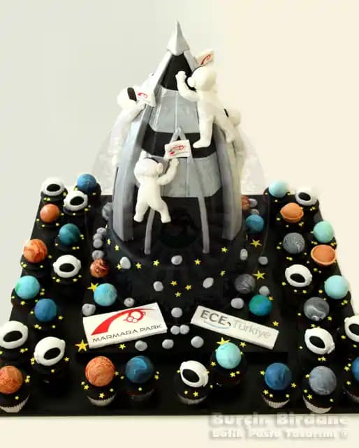 Uzay Temalı Gezegenli Pasta Tasarımı ve Süsleme Teknikleri Hakkında Genel Değerlendirme