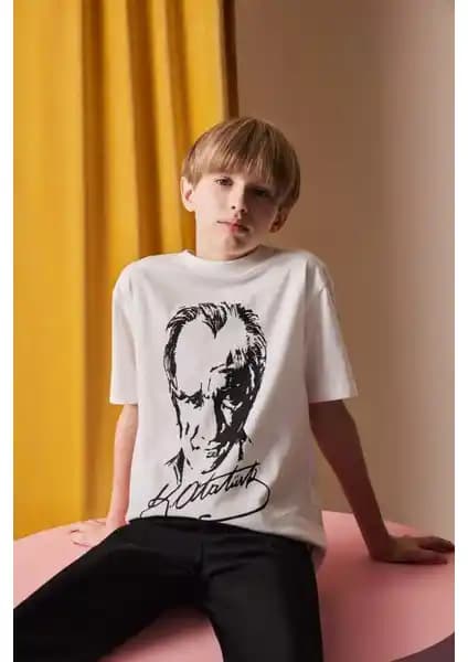 DeFacto Erkek Çocuk Bisiklet Yaka Atatürk Baskılı Kısa Kollu Tişört - Rahat ve Şık