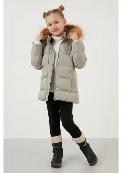 Lela Kız Çocuk Montları: Suni Kürklü ve Peluş Astarlı Kapüşonlu Modellerin Detaylı Karşılaştırması