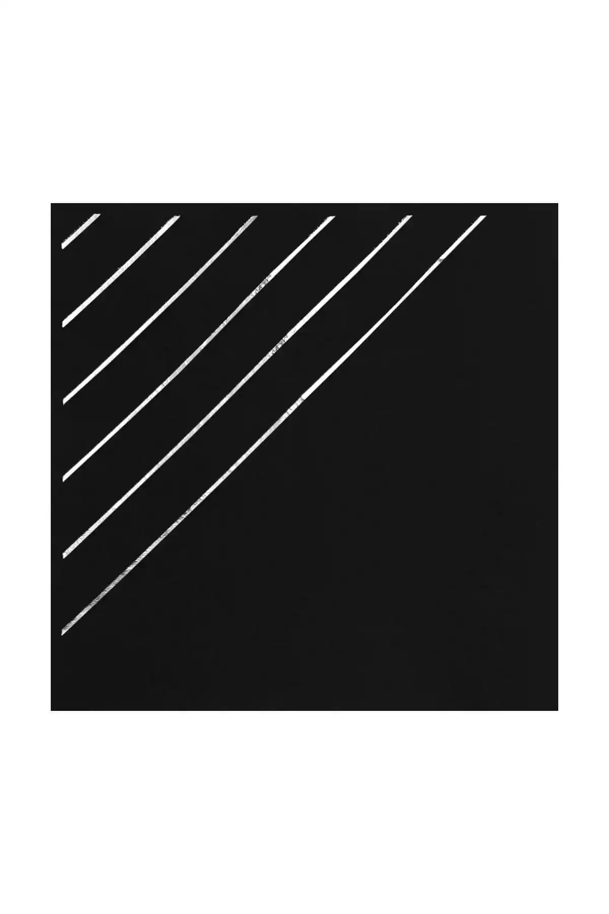 Story 33x33 Cm Gümüş Varak Çizgi Desenli Siyah Peçete ile Sofralarınıza Zarafet Katın