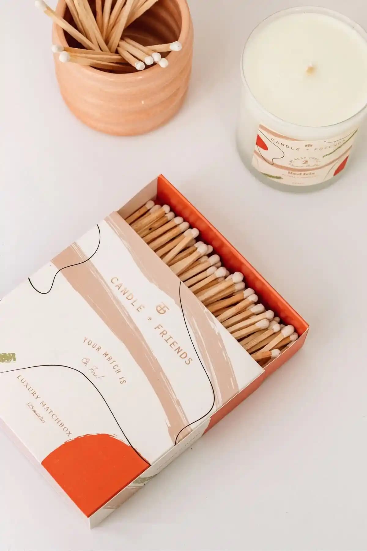 Candle and Friends No.2 Red Iris Uzun Beyaz Uçlu Kibrit Kutusu Dekoratif ve Pratik Kullanım