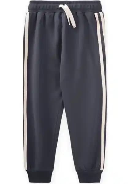 Çocuklar İçin Rahat ve Şık Giyim Seçenekleri: Eşofman ve Jean Pantolon Karşılaştırması