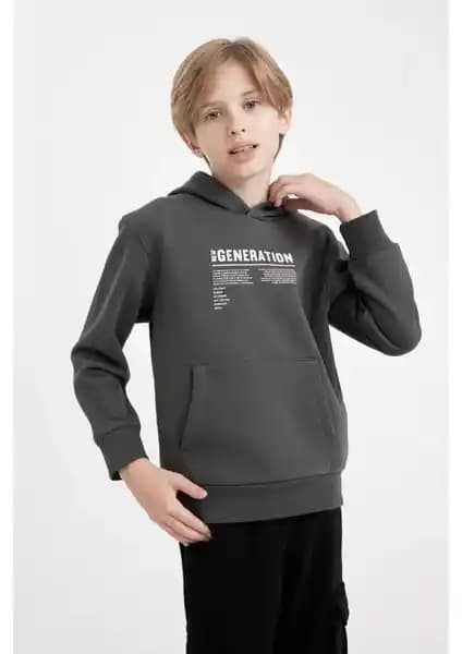 DeFacto Erkek Çocuk Kapüşonlu Sweatshirtleri Modern ve Dayanıklı Tasarımlarla Sunuluyor
