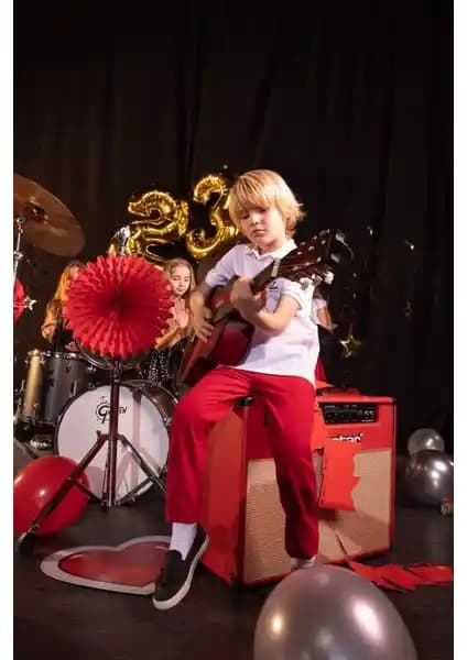 DeFacto Erkek Çocuk Kırmızı Gabardin Pantolon: Şıklık ve Konfor Sunan Modern Tasarım