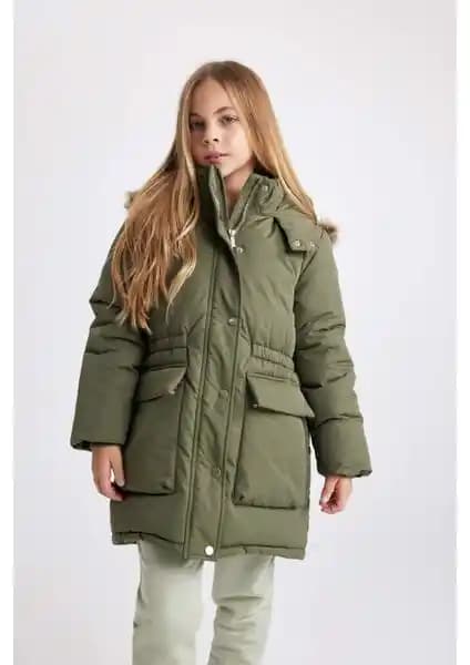 DeFacto Kız Çocuk Su İtici Kapüşonlu Montu: Şıklık ve Fonksiyonellik Bir Arada