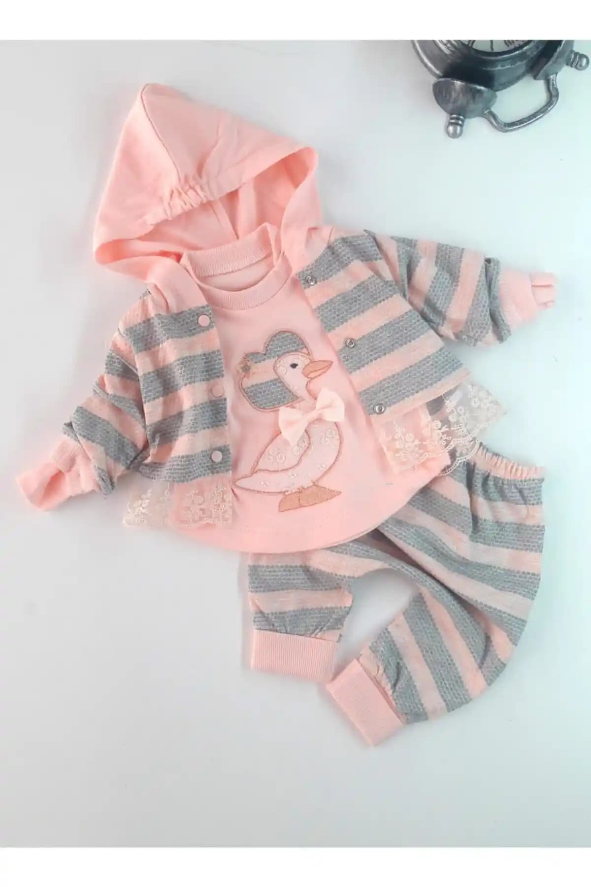 Genel Markalar Kız Bebek Pembe Ördek İşlemeli Hırkalı Takım 3'lü: Şıklık ve Konforun Buluşması