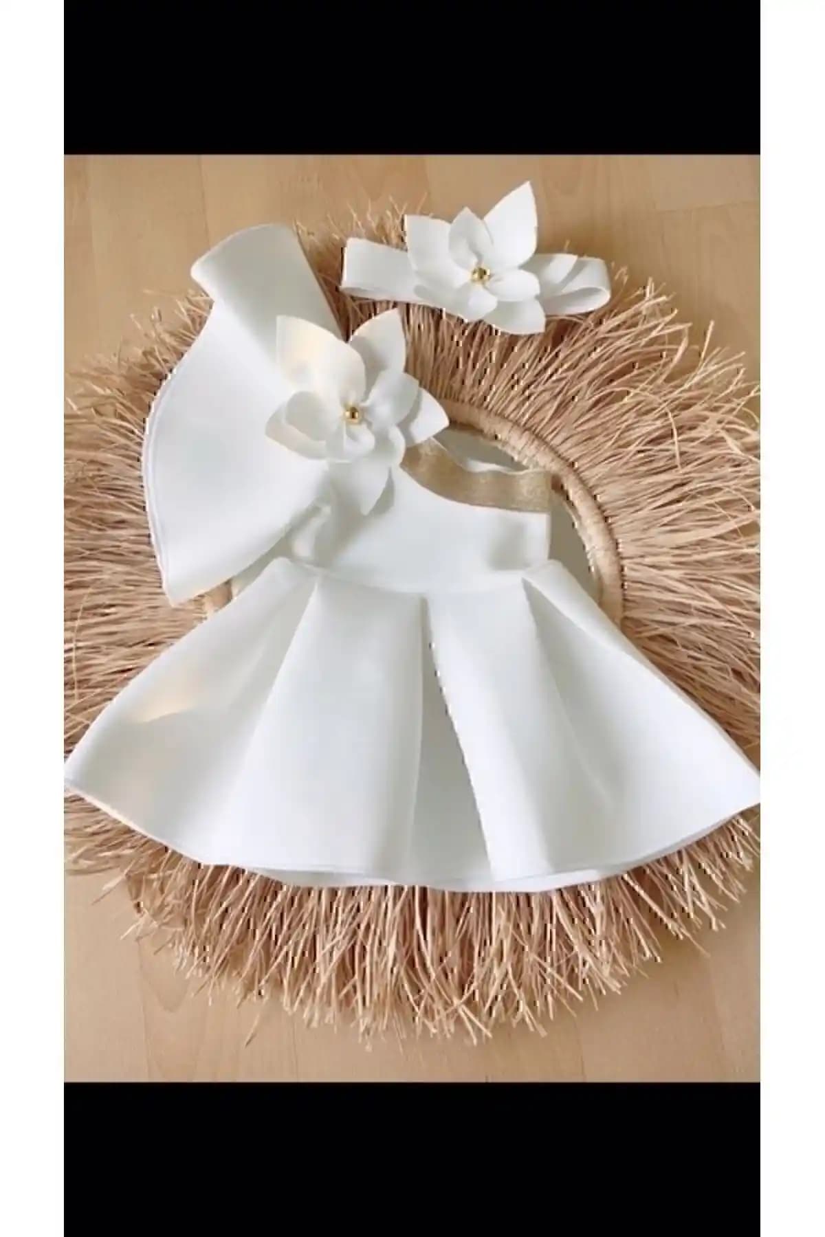 Kokosh Kidss Beyaz Çiçekli Kız Çocuk Elbisesi Şıklık ve Konfor Sunan Tasarım