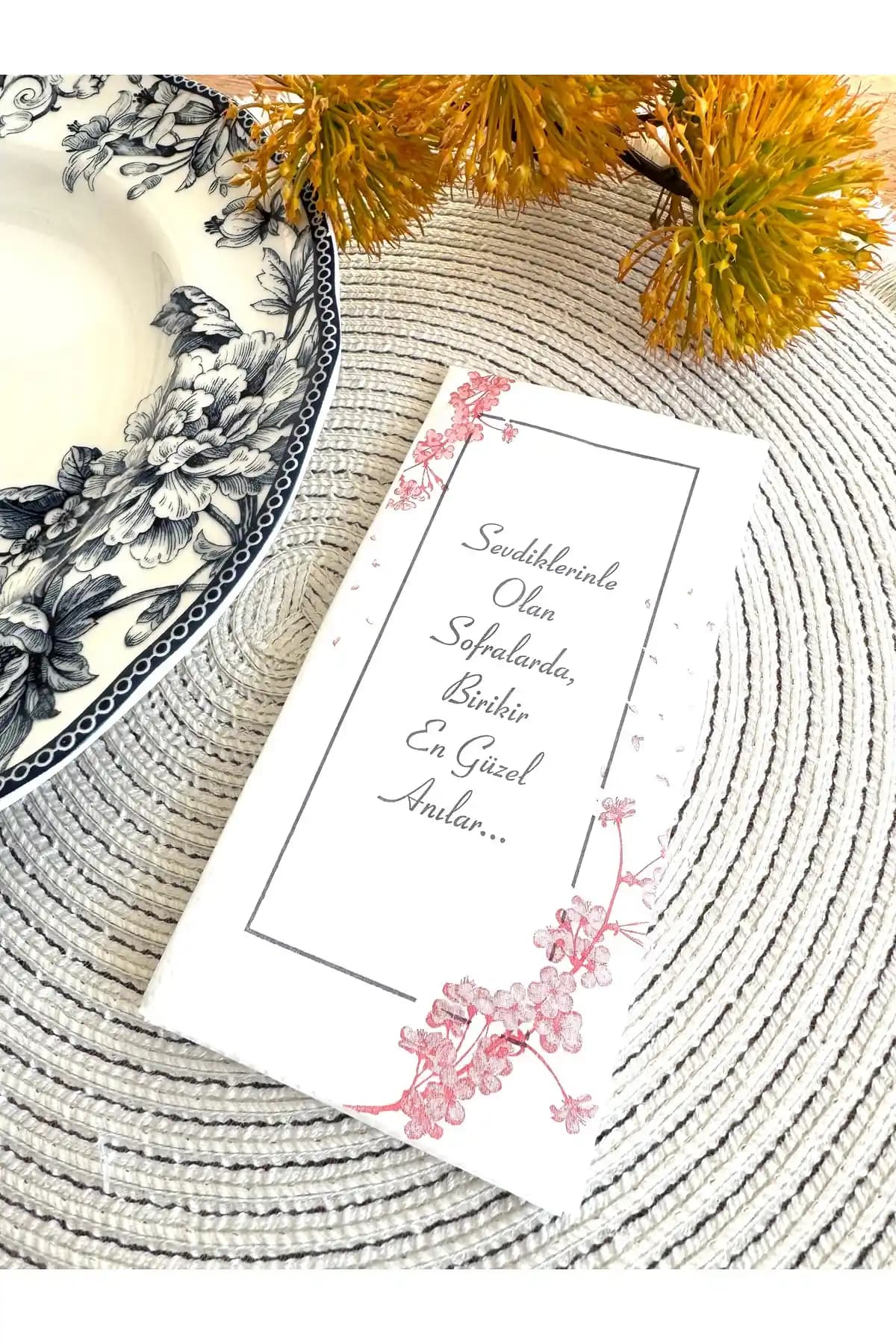 Pembe Güller Baskılı Sunum Peçetesi: Şık ve Fonksiyonel Masa Düzeni İçin Uygun Seçenek