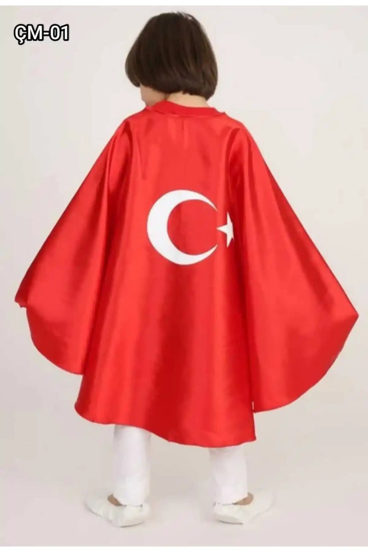 Türk Bayrağı Desenli Çocuk Pelerini: Şık ve Dayanıklı Bayram Kıyafeti