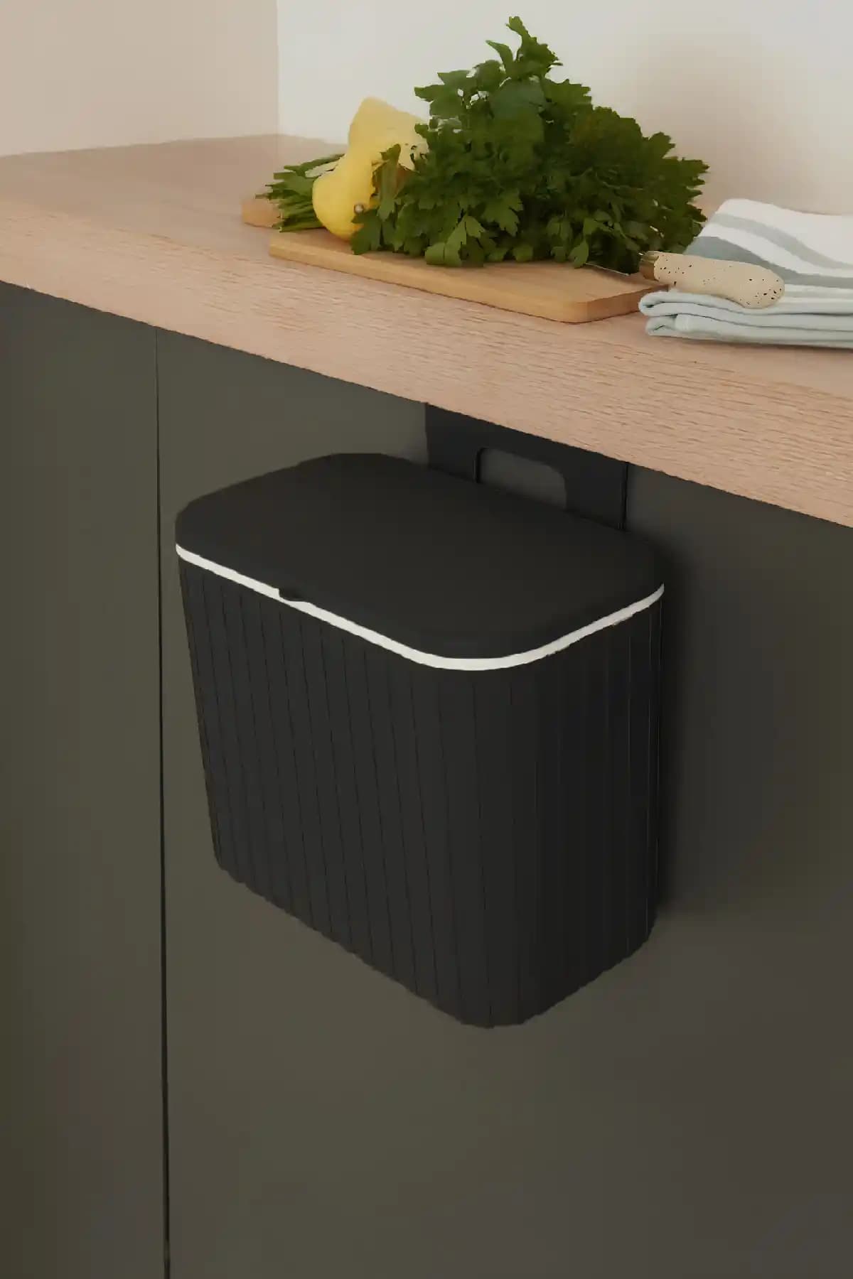 Biltas Plastik Vailo Siyah Çizgili 8 Litre Mutfak Çöp Kovası Çok Yönlü Kullanım İçin