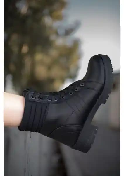 Riccon Siyah Postal Kadın Botu: Şıklık ve Dayanıklılığı Bir Arada Sunan Modern Tasarım