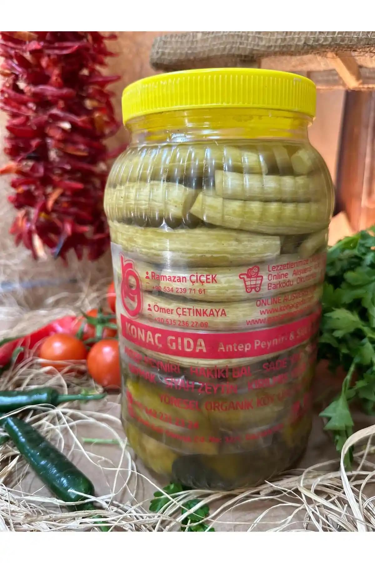 Antep usulü ev yapımı karışık biber acur turşusu geleneksel Türk lezzetleri arasında