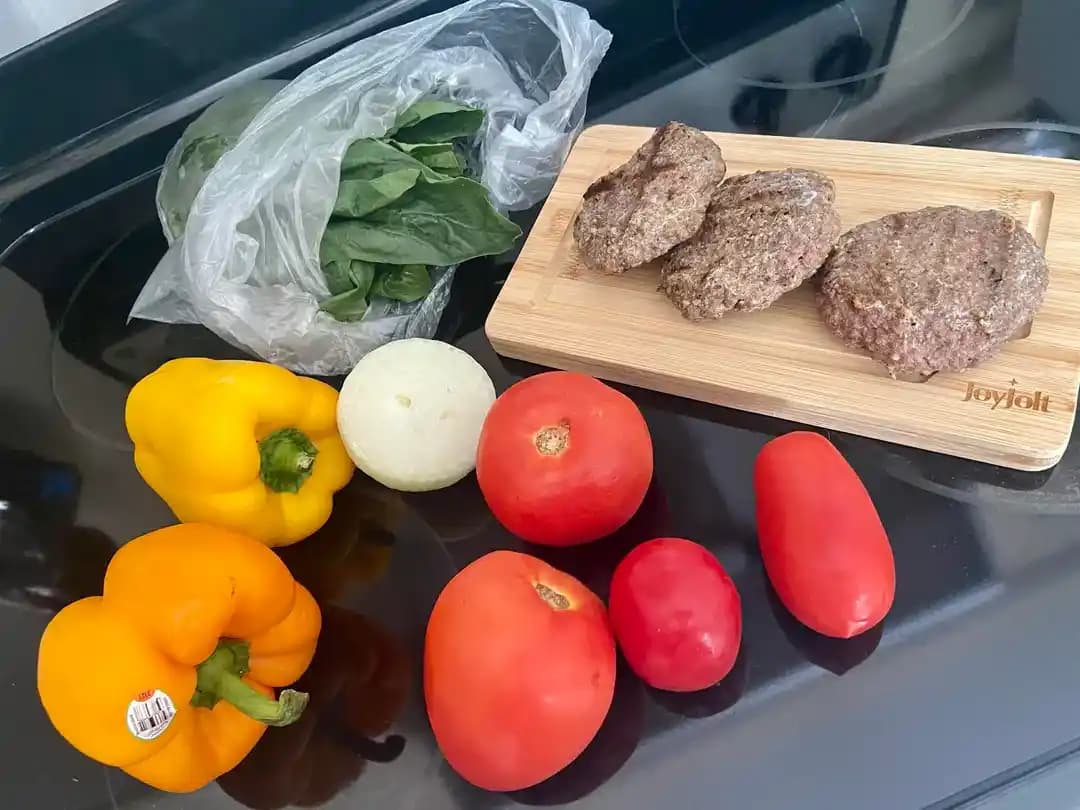 Artan Hamburger Köfteleriyle Ekonomik ve Lezzetli Pratik Makarna Sosu Hazırlama Yöntemi