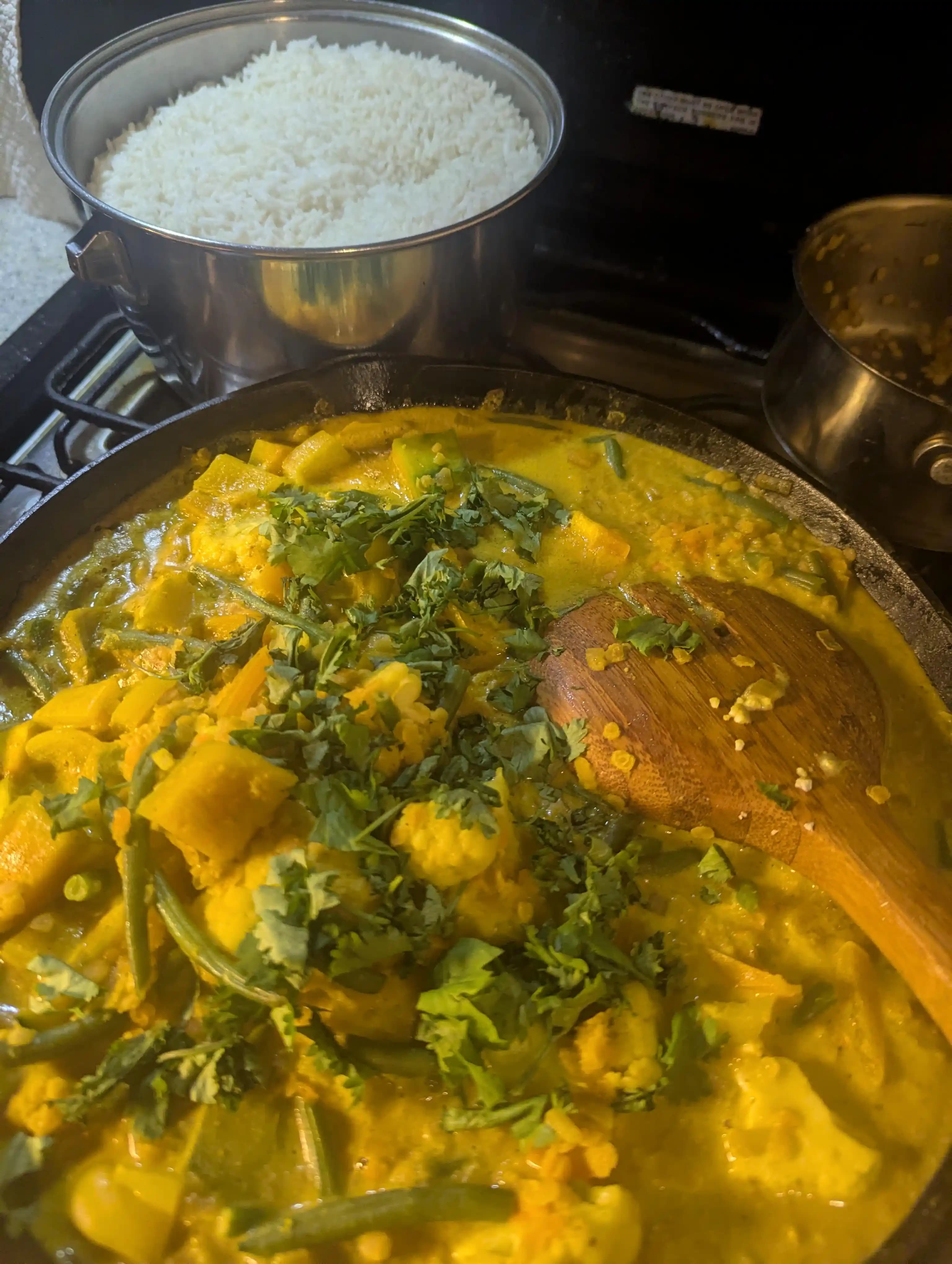 Ekonomik ve Besleyici: 10 Dolar Altında 8 Kişilik Vejetaryen Hindistan Cevizli Köri Tarifi