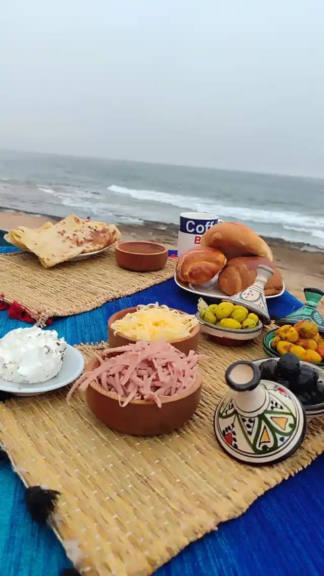 Fas'ta 12 Doların Altında Otantik Sahil Kahvaltısı ve Geleneksel Lezzetler