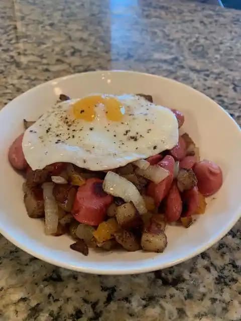 Hotdog Hash: Pratik ve Lezzetli Kahvaltılık Patatesli Sosis Yemeği Tarifi