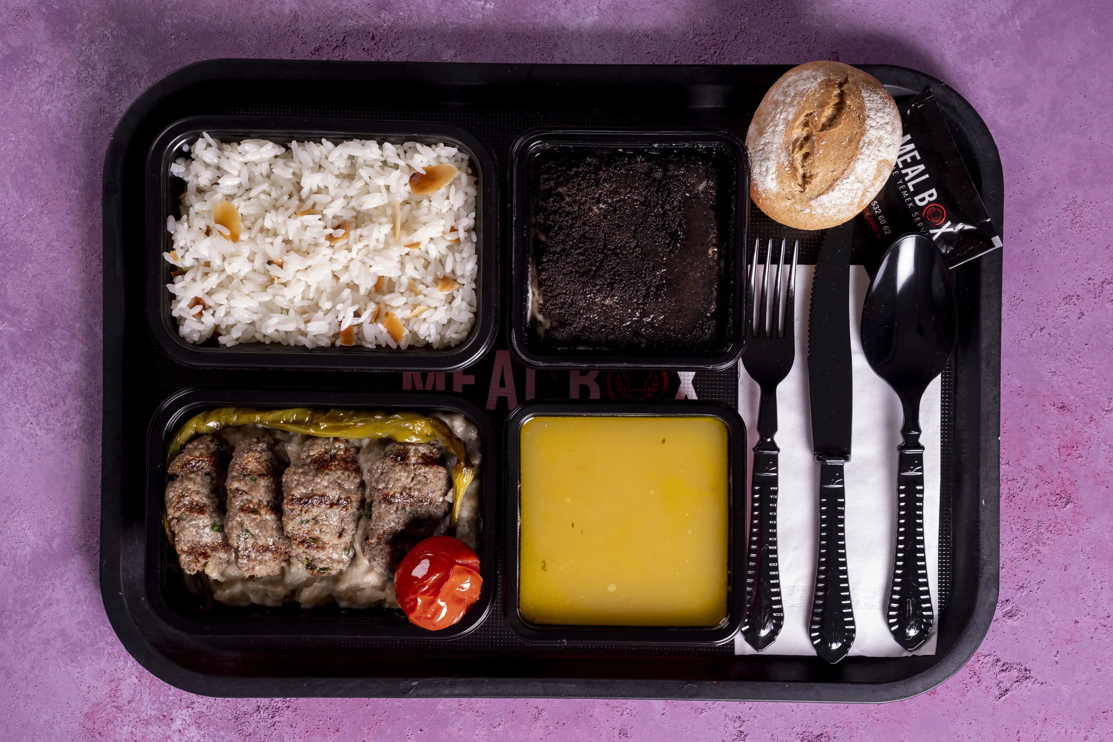 İş Yerinde Soğutma ve Isıtma Gerektirmeyen Pratik Öğle Yemeği Seçenekleri