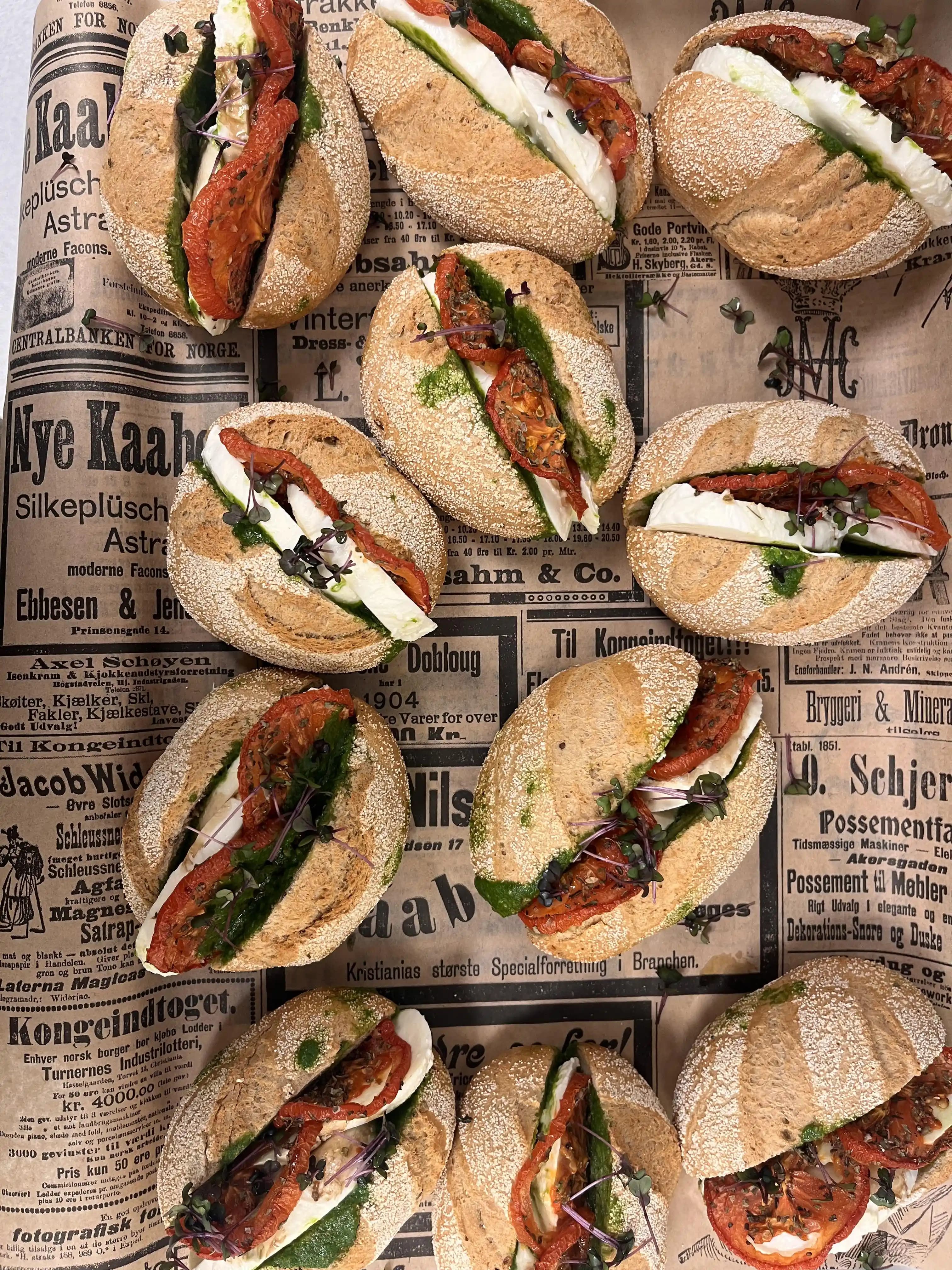 Mozzarella, Roket Pesto ve Yarı Kurutulmuş Domatesli Sandviç Tarifinin Detayları