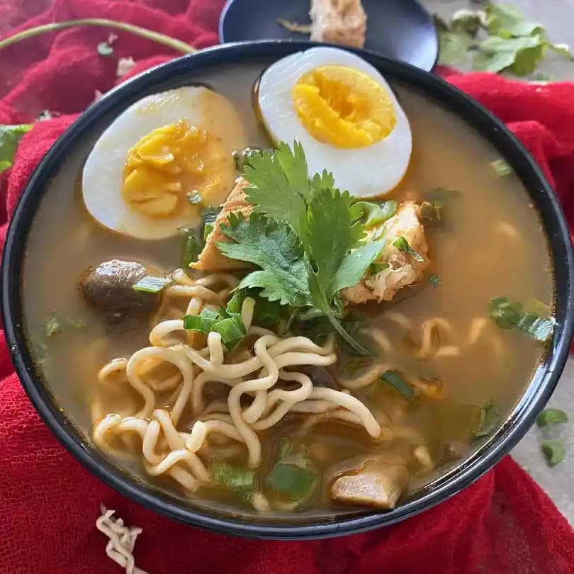 Ramen Noodle'larını Sebzeler, Proteinler ve Soslarla Zenginleştirmenin Yolları