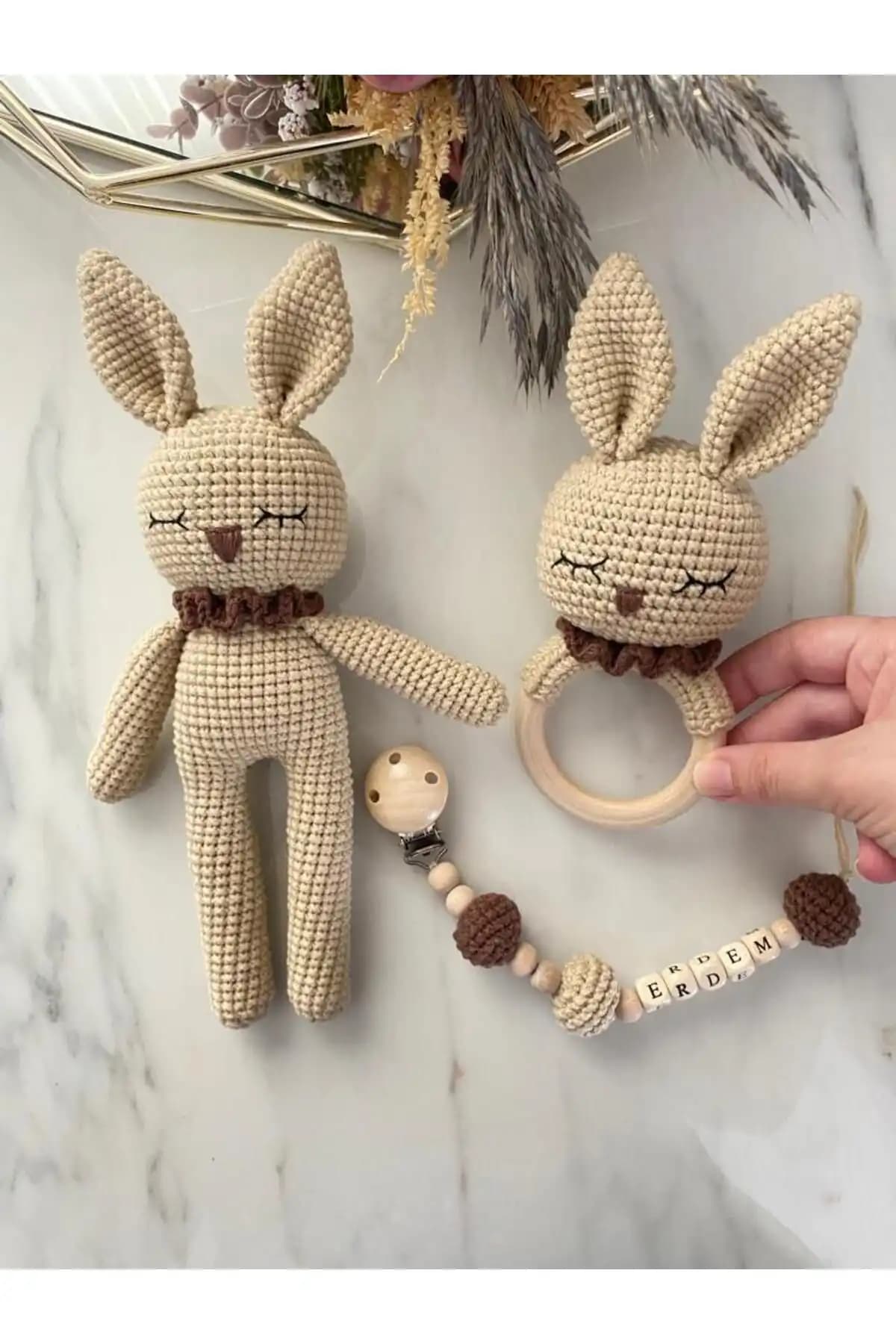 Zey's Amigurumi Tavşan Bebek Uyku Arkadaşı ve Emzik Zinciri - Güvenli ve Sevimli Tasarım