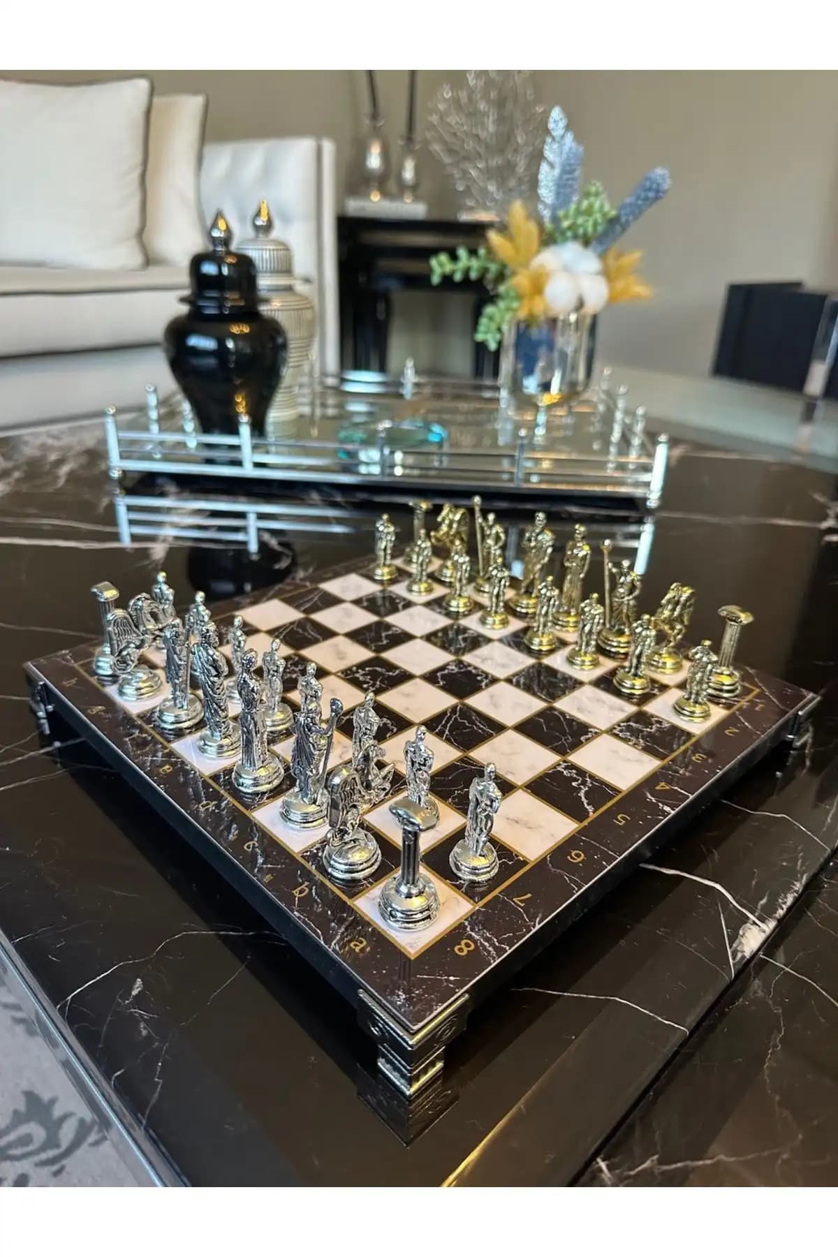 Devrizaman Roma Figürlü Döküm ve Checkmate Lüks Ahşap Satranç Takımı Karşılaştırması 1
