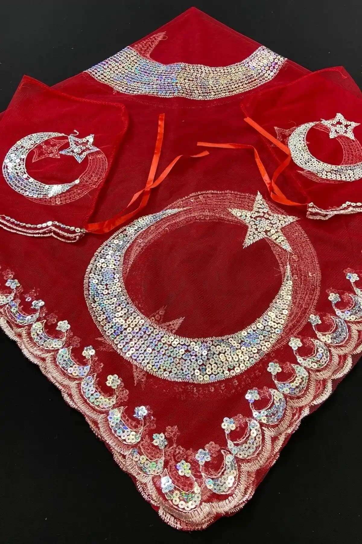 Kırmızı Damat ve Sağdıç Kıyafetleri ile Kına Gecesi Şıklığı ve Geleneksel Dokunuşlar