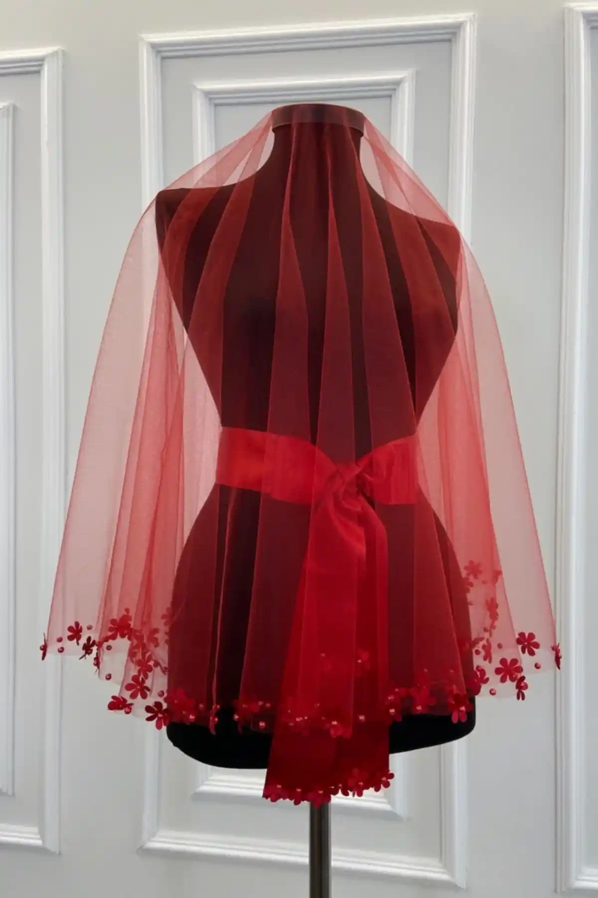 Kırmızı Uç Çiçek ve İnci Süslemeli Sade Gelin Duvağı Seti - Zarif ve Şık Tasarım