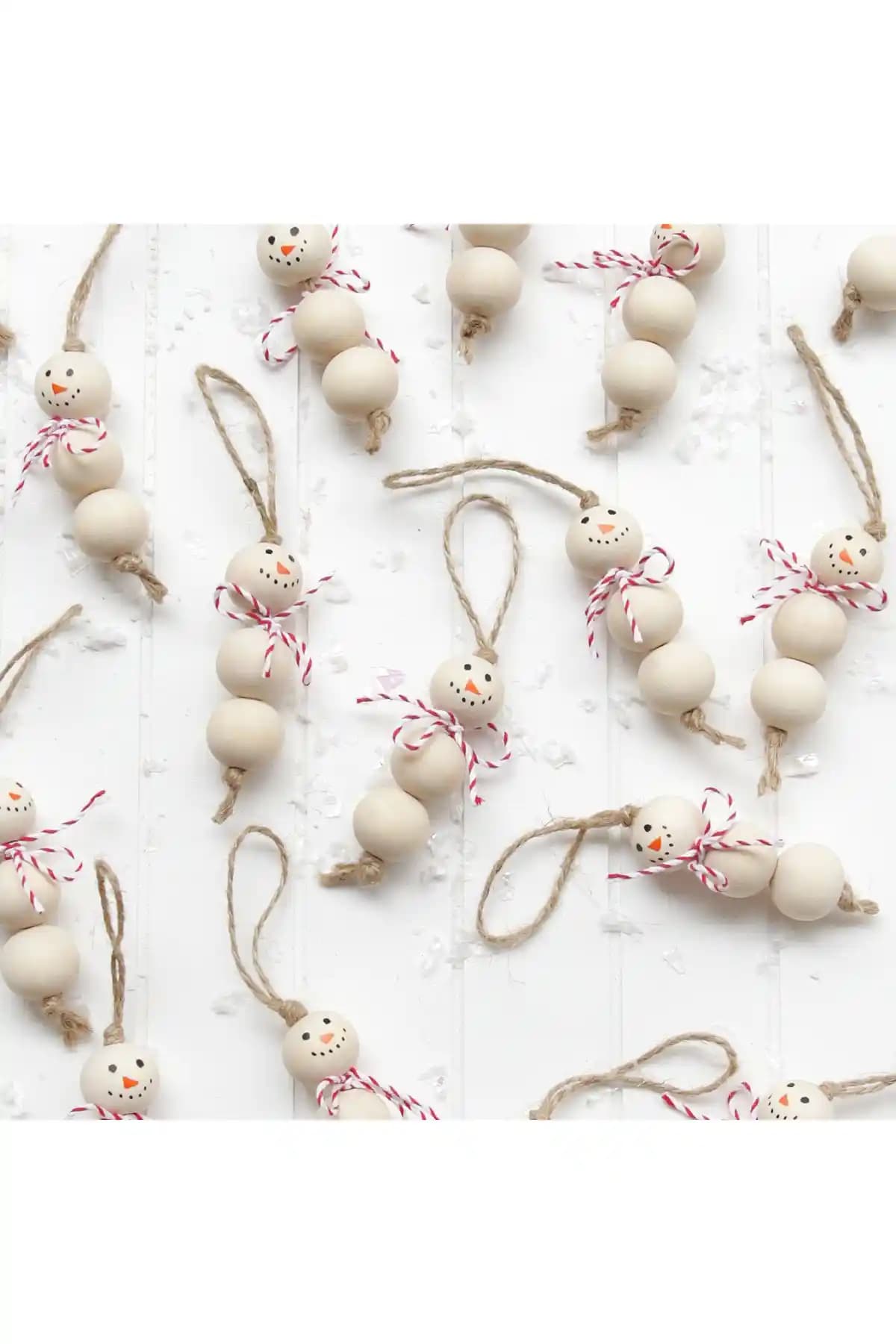 Yılbaşı Süsleri Karşılaştırması: Ahşap Kardan Adam ve Kar Tanesi Modelleri