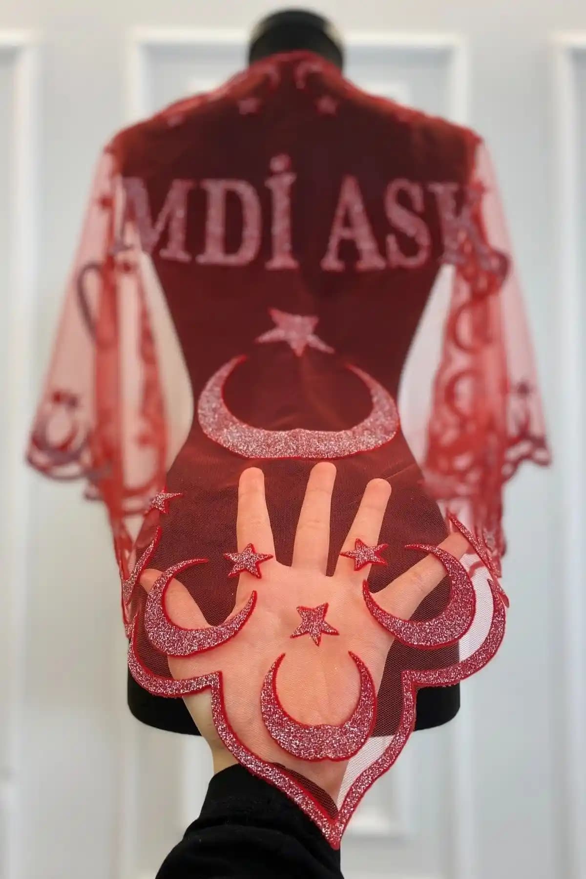 ZEYMERADE Kırmızı Simli ve Pullu Asker Şalları Karşılaştırması ve Kullanım Amaçları