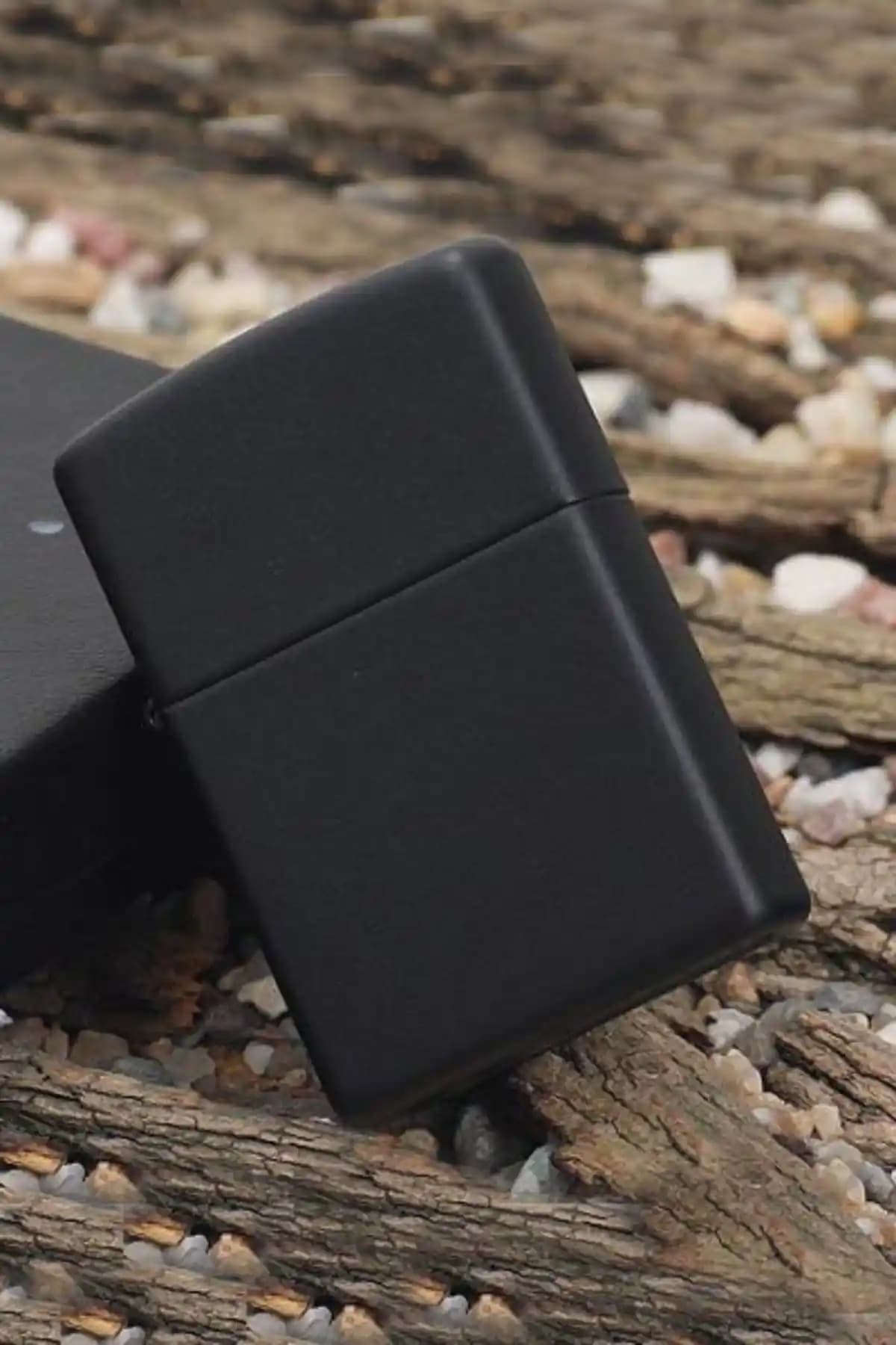 Zippo Black Matte ve Logolu Ebony Çakmak Karşılaştırması: Tasarım ve Kalite Analizi