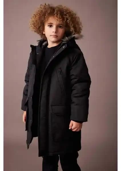 DeFacto Erkek Çocuk Montları Karşılaştırması: Su İtici ve Polar Astarlı Modellerin Özellikleri