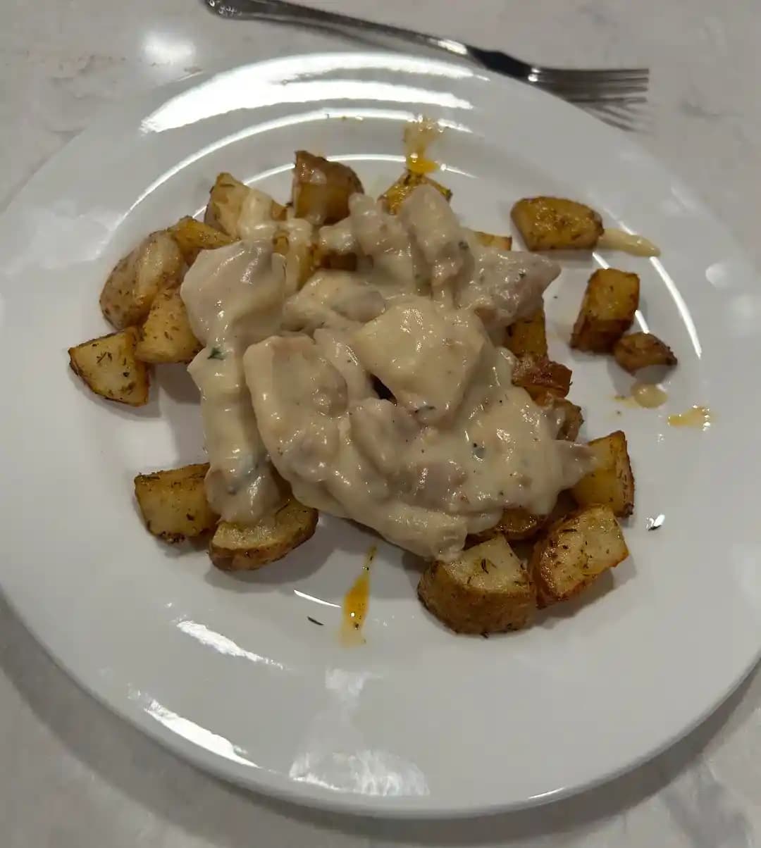 Artan Tavuk ve Baharatlı Fırında Patates ile Beyaz Soslu Pratik Akşam Yemeği Tarifi