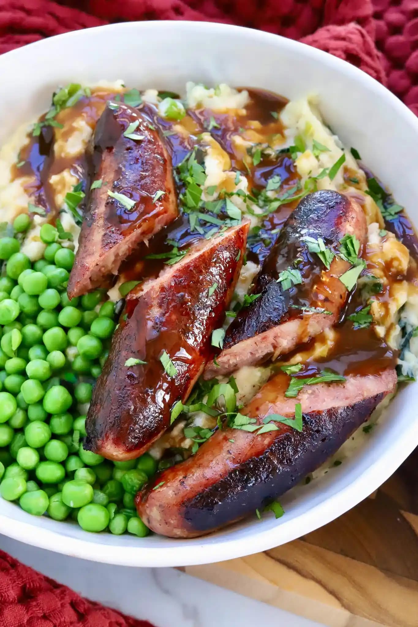 Bangers and Mash: Klasik İngiliz Sosis ve Püre Patates Yemeği Tarifi ve Hazırlık Rehberi